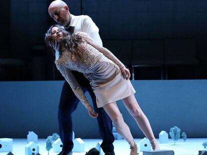 Irene Escolar y Jose Luis Torrijos, en una escena de 'Blackbird', dirigido por Carlota Ferrer.