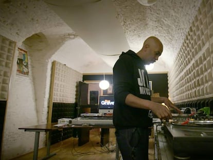 El DJ y productor Jota Mayúscula en su estudio de Madrid.
