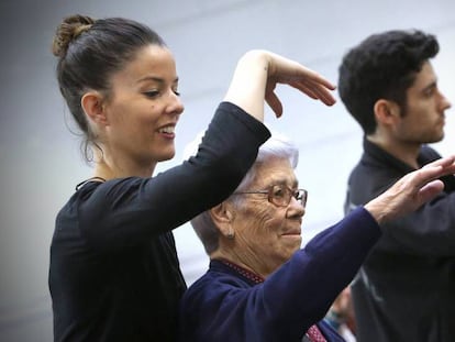 Bailarines y bailarinas del Ballet Nacional de Espa–a durante el taller de danza junto a personas con Parkinson.