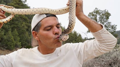 El herpetólogo Frank Cuesta besa a una serpiente en el programa 'Wild Frank'.