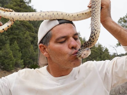 El herpetólogo Frank Cuesta besa a una serpiente en el programa 'Wild Frank'.