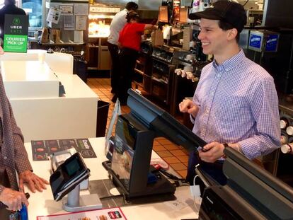 Roberta David y Édgar Sanfeliz en el McDonald's donde trabajó él.