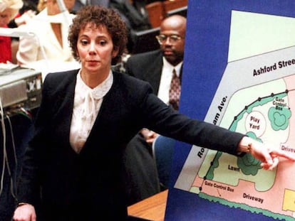 La fiscal Marcia Clark señala un gráfico mientras describe al jurado dónde se encontró una de las pruebas contra O. J. Simpson durante el juicio el 24 de enero de 1994. / Vídeo: Traíler del documental 'O.J. Made in America".