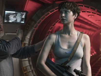 Ridley Scott dirige a Katherine Waterston en 'Alien: Covenant'.