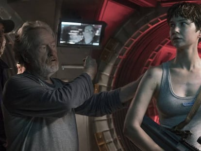 Ridley Scott dirige a Katherine Waterston en 'Alien: Covenant'.