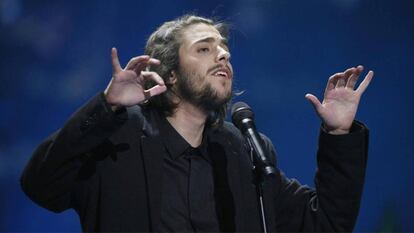 Salvador Sobral, de Portugal, interpreta su canción 'Amar pelos dois' durante la primera semifinal. En el vídeo, una versión flamenca.