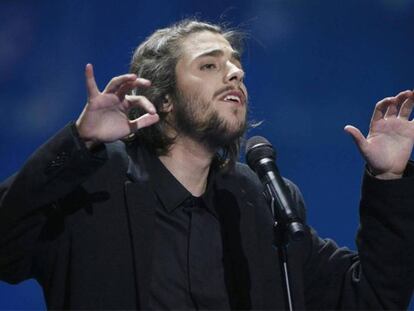 Salvador Sobral, de Portugal, interpreta su canción 'Amar pelos dois' durante la primera semifinal. En el vídeo, una versión flamenca.