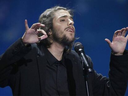 Salvador Sobral, de Portugal, interpreta su canción 'Amar pelos dois' durante la primera semifinal. En el vídeo, una versión flamenca.