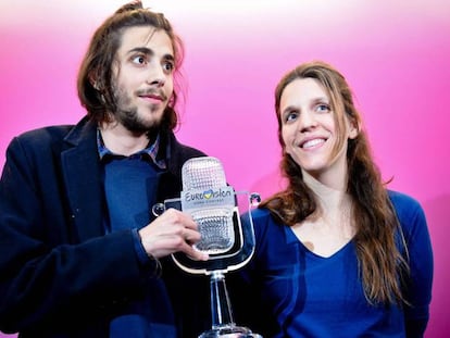 Salvador Sobral y su hermana Luisa posan con el trofeo de Eurovisión al llegar a Lisboa. Vídeo: rueda de prensa de Sobral.