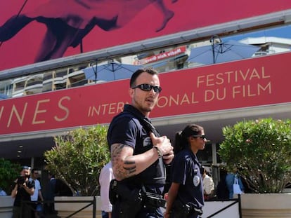 Una patrulla policial vigila delante de la puerta lateral del Palacio de Festivales de Cannes este martes por la mañana.
