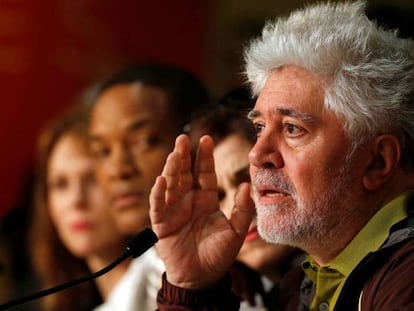 Pedro Almodóvar habla durante la rueda de prensa del jurado de Cannes. A su izquierda, desde el fondo, Maren Ade, Will Smith y Agnès Joui.