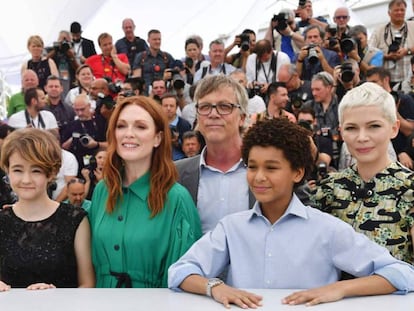 Todd Haynes, con los actores de su película. Desde la izquierda, Millicent Simmonds, Julianne Moore, Jaden Michael y Michelle Williams.