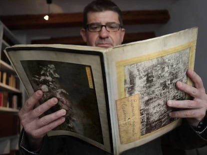 El periodista Javier Monjas, con el cuaderno del fotógrafo Calvache con fotos de Guernica.