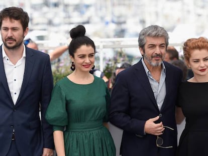 El director Santiago Mitre y los actores argentinos Érica Rivas, Ricardo Darín y Dolores Fonzi, en la presentación de 'La cordillera', hoy en Cannes.