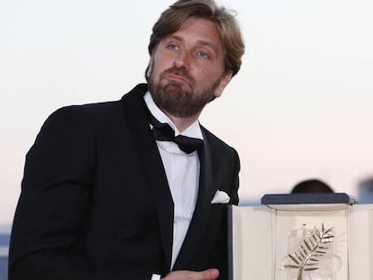 El director sueco Ruben Östlund posa con la Palma de Oro del Festival de Cannes por su película 'The Square'.