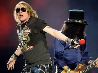 El líder de Guns N’ Roses, Axl Rose, y el guitarrista Slash, anoche durante su concierto en el estadio de San Mamés, en Bilbao.