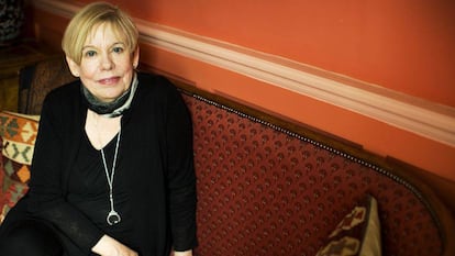 La escritora británica Karen Armstrong en 2015, en su domicilio en Londres.