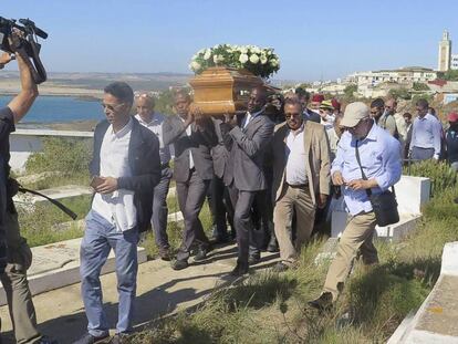 Amigos de Juan Goytisolo llevan su féretro al cementerio de Larache, ayer en Marruecos.