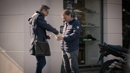 El indigente Jean-Marie Roughol pide limosna en París, el pasado abril.