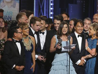 Stacey Mindich (centro) y el equipo de 'Dear Evan Hansen' recogen el premio al mejor musical en los Tony. En vídeo, alfombra roja de la gala.