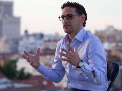 El tenor Juan Diego Flórez en el tejado del Teatro Real de Madrid.