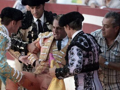 FOTO: Fandiño tras la cornada del astado. / VÍDEO: Las imágenes de la cogida.