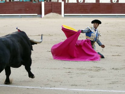 Fandiño recibe de rodillas a uno de sus toros el pasado 29 de mayo, su última tarde en Las Ventas.