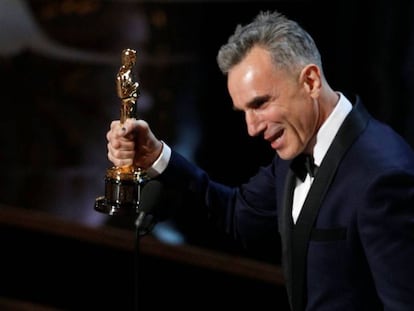 Daniel Day-Lewis recoge su Oscar por la película 'Lincoln'.