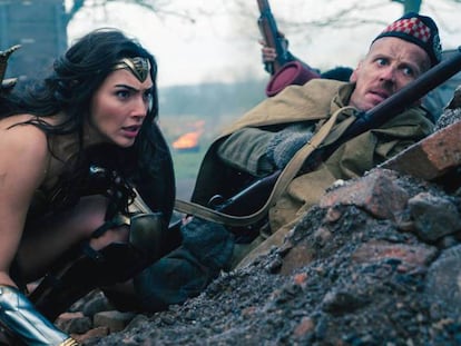 Gal Gadot y Ewen Bremner, en 'Wonder Woman'.