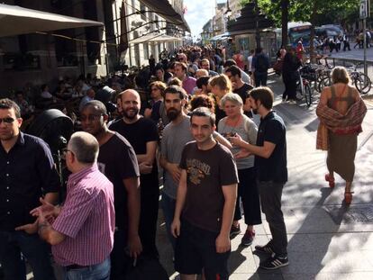 Colas de gente ante el Círculo de Bellas Artes de Madrid que no pudo entrar en la conferencia de Zizek.