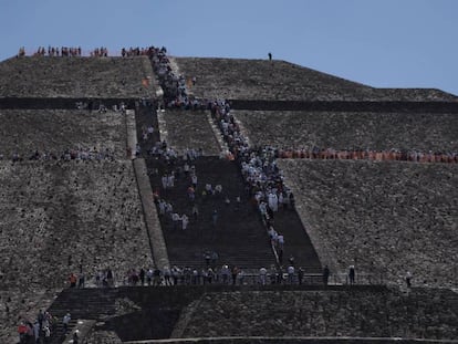Turistas en Teotihuacán, durante el equinoccio de primavera.