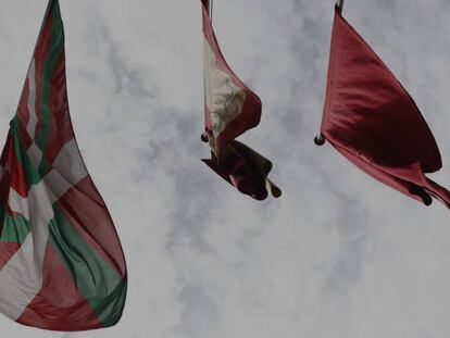 Las banderas vasca, española y navarra ondean en el Ayuntamiento de Pamplona momentos antes del tradicional 'txupinazo'.