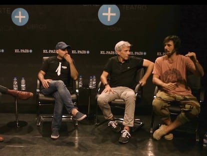 Del centro a la derecha, Lucas Figueroa, Imanol Arias y Hugo Silva, durante el coloquio con suscriptores de EL PAÍS moderado por el periodista Carlos Córdoba.