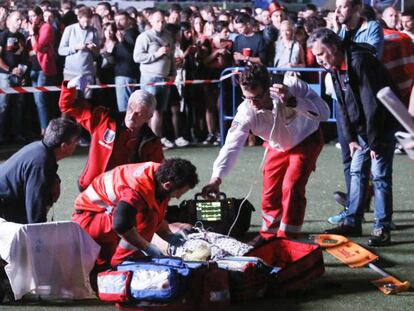 Los servicios de urgencia atienden al acróbata en el festival Mad Cool este viernes.