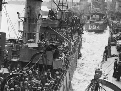Decenas de soldados británicos evacuados de Dunkerque llegan al puerto de Dover, el 31 de mayo de 1940.