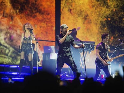El cantante Enrique Iglesias, en un momento del concierto que ofreció anoche en Santander, dentro su gira 'Love Sex'.