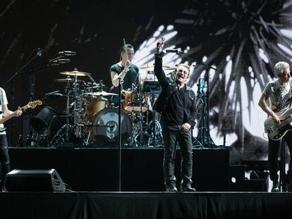 U2 durante su concierto de anoche en Barcelona.