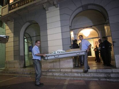 Dos agentes funerarios abandonan el museo tras la exhumacion.