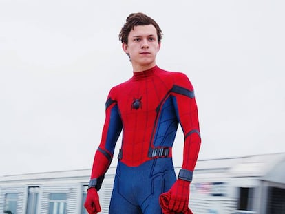 Tom Holland convierte en héroe ‘youtuber’ a Spiderman