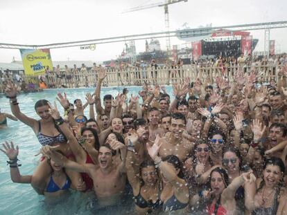 Jóvenes, en la piscina del Festival Arenal Sound de Burriana (Castellón).