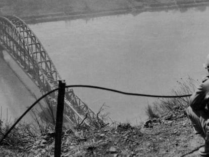 Un soldado estadounidense observa el puente de Remagen, que cruzaba el Rin, en marzo de 1945.