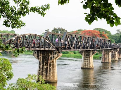 El puente sobre el río Kwai, atracción turística cerca de la localidad de Kanchanaburi (Tailandia).