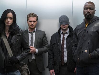 Krysten Ritter (Jessica Jones), Finn Jones (Iron Fist), Charlie Cox (Daredevil) y Mike Colter (Luke Cage), en 'The Defenders'.