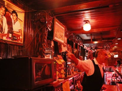 Una fotografía de Juan Gabriel se muestra en el Bar Don Félix, mismo lugar al que solía acudir