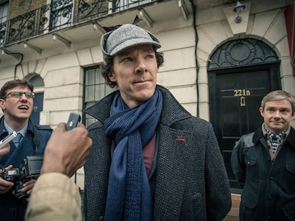 Benedict Cumberbatch (Sherlock) y Martin Freeman (Watson) en la segunda temporada de 'Sherlock'. En vídeo, tráiler de la cuarta temporada.