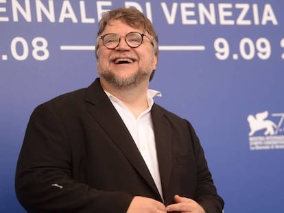 Guillermo Del Toro atiende a los fotógrafos antes de entrar a la rueda de prensa de su película 'La forma del agua' en Venecia.