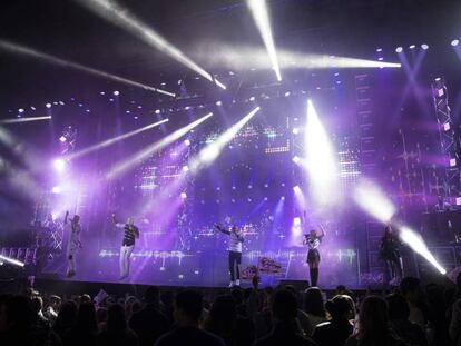 La orquesta París de Noia durante su espectáculo en Visantoña, A Coruña. En vídeo, videoclip promocional de la orquesta.