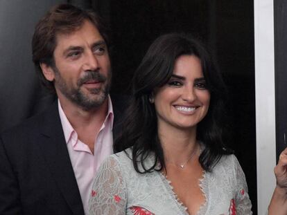 Javier Bardem y Penélope Cruz atienden a los fotógrafos en Venecia.