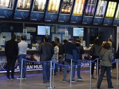 Colas en los cines Cinesa de Manoteras, Madrid. En vídeo, declaraciones del director general de la Academia de Cine.