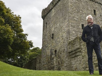 Ken Follet, en el castillo del Lago Leven, en Escocia. En el vídeo, la entrevista.